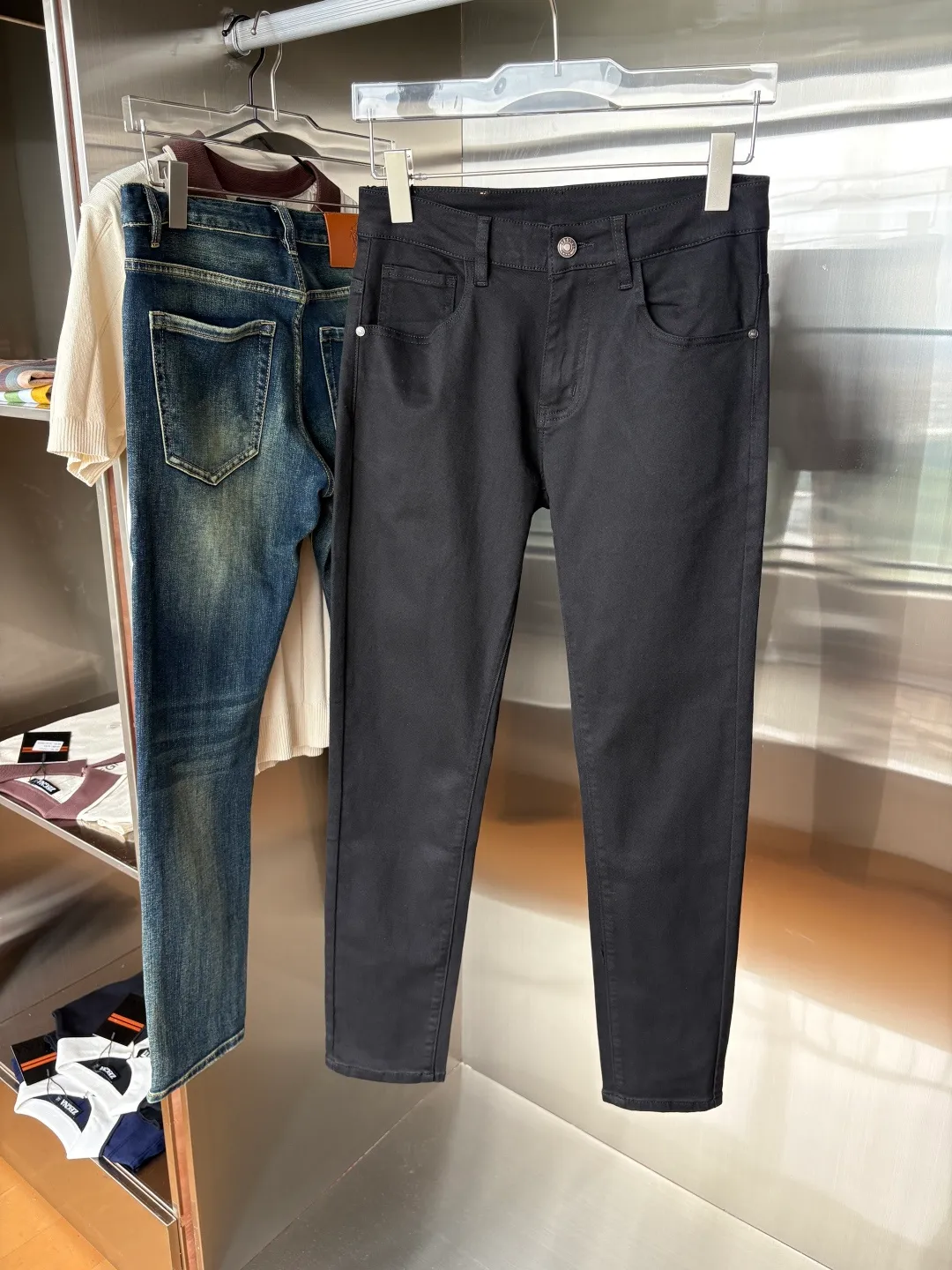 P240 A super stylish pair of jeans, customized original washed denim fabric, unique design, top-notch embroidered letter pattern logo, original hardware accessories decoration, an extremely outstanding pair of jeans, the materials and craftsmanship are extremely luxurious and exquisite, extremely high-grade, handsome and stylish upper body, recommended 👍, 005 code number: 29-38 but not 35; 37